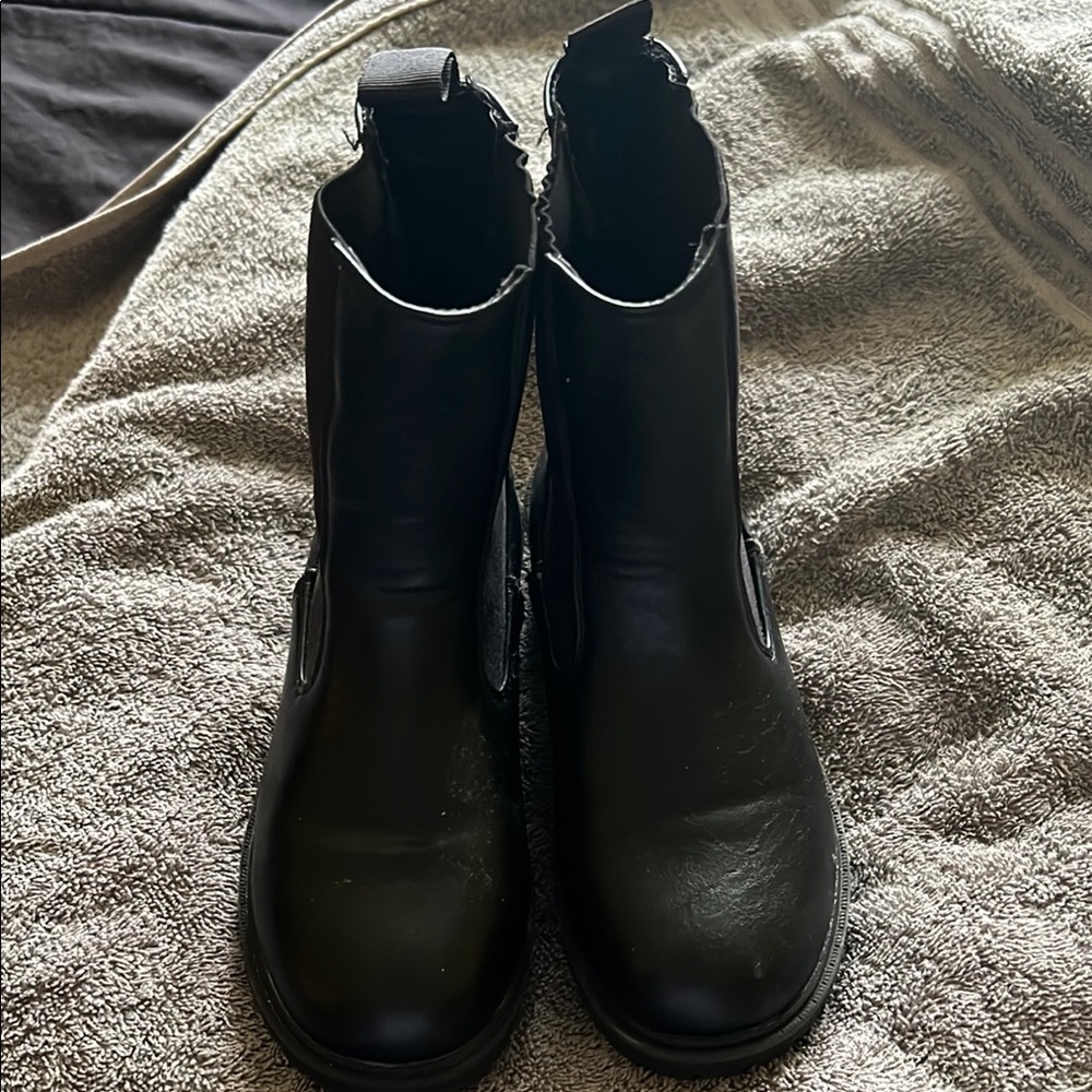 Classic Black Chelsea Boots with Elastic Panels